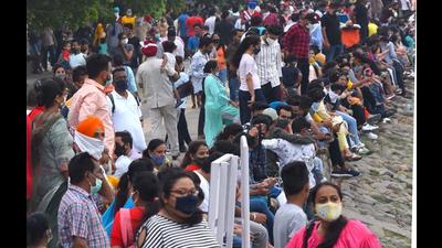 Health experts have cautioned residents against losing caution despite the drop in cases and deaths. (Keshav Singh/HT) Health experts have cautioned residents against losing caution despite the drop in cases and deaths. (Keshav Singh/HT)