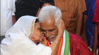 Thangal with his 91-year-old mother upon his arrival. (HT photo) Thangal with his 91-year-old mother upon his arrival. (HT photo)