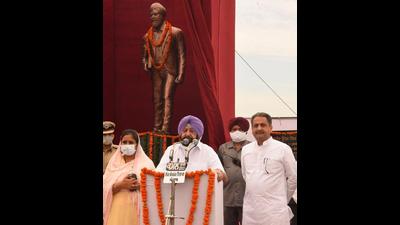 CM Capt Amarinder Singh after inaugurating Shaheed Udham Singh Memorial in Sunam on Saturday. (HT Photo) CM Capt Amarinder Singh after inaugurating Shaheed Udham Singh Memorial in Sunam on Saturday. (HT Photo)