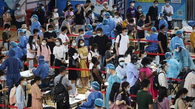 People line up for nucleic acid testing during a citywide mass testing following new Covid-19 cases in Nanjing, Jiangsu province, China. (Reuters) People line up for nucleic acid testing during a citywide mass testing following new Covid-19 cases in Nanjing, Jiangsu province, China. (Reuters)