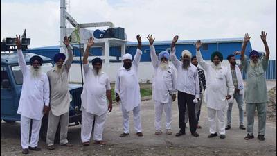 Villagers protesting against the carcass utilisation plant in Ludhiana on Saturday. (Gurpreet Singh/HT)