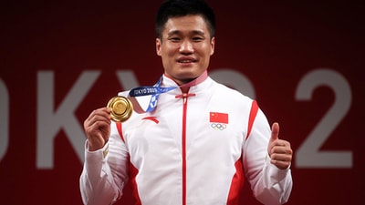 Xiaojun Lyu of China poses with the gold medal. (Getty Images) Xiaojun Lyu of China poses with the gold medal. (Getty Images)