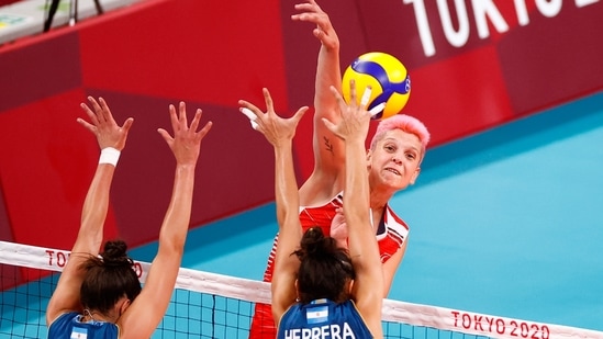 Tokyo 2020 Olympics - Volleyball - Women's Pool B - Argentina v Turkey - Ariake Arena, Tokyo, Japan – July 31, 2021. Daniela Bulaich of Argentina and Candelaria Herrera of Argentina in action with Ebrar Karakurt of Turkey. REUTERS/Carlos Garcia Rawlins(REUTERS)