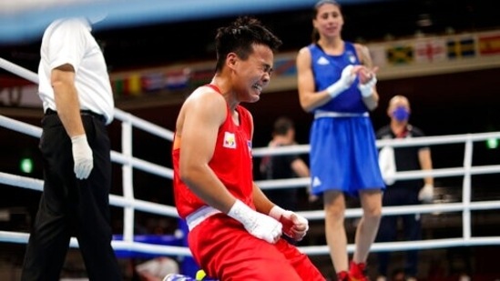 Philippines' Nesthy Petecio, center, reacts after winning a women's featherweight 57-kg boxing semifinal match against Italy's Irma Testa, right, at the 2020 Summer Olympics, Saturday, July 31, 2021, in Tokyo, Japan. (AP Photo/Ueslei Marcelino, Pool)(AP)