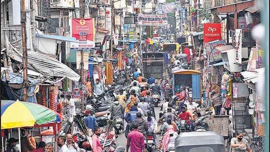 Budhawarpeth, Pune on July 21. The district has recorded high average positivity rates from June 1 to July 20. (kalpesh nukte/ht photo)