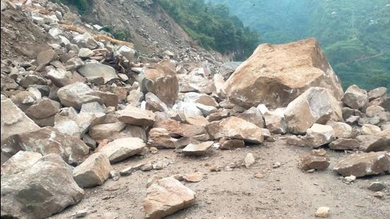 The Chandigarh-Manali national highway blocked near Mandi due to heavy rain on Saturday. (BIRBAL SHARMA/HT)