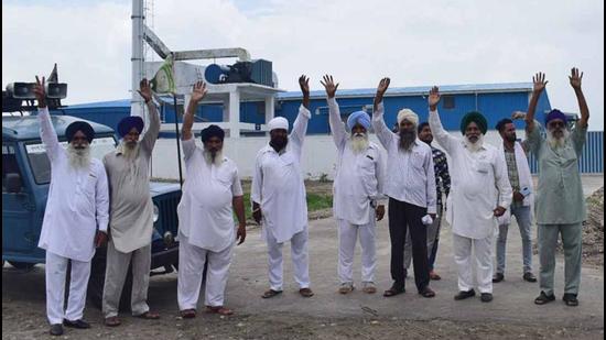 Villagers protesting against the carcass utilisation plant in Ludhiana on Saturday. (Gurpreet Singh/HT)
