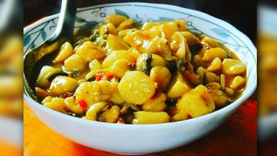 Skyu: This is a soup-based dish that is made with barley or wheat dough which is kneaded into flat balls. Other ingredients added to this dish are vegetables and meat. (Instagram/@graphein.29)