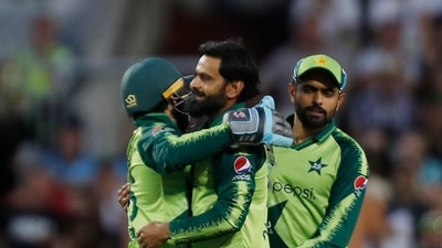 Cricket - Third Twenty20 International - England v Pakistan - Emirates Old Trafford, Manchester, Britain - July 20, 2021 Pakistan's Mohammad Hafeez celebrates bowling out England's Moeen Ali with teammates Action Images via Reuters/Lee Smith (Action Images via Reuters)