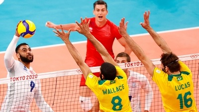 Tokyo 2020 Olympics - Volleyball - Men's Pool B - Brazil v France - Ariake Arena, Tokyo, Japan – August 1, 2021. Earvin Ngapeth of France in action with Wallace of Brazil and Lucas of Brazil. REUTERS/Carlos Garcia Rawlins (REUTERS)