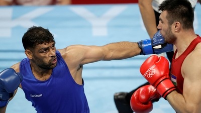 Tokyo 2020 Olympics - Boxing - Men's Super Heavyweight - Quarterfinal - KKG - Kokugikan Arena - Tokyo, Japan - August 1, 2021. Ashish Kumar of India in action against Bakhodir Jalolov of Uzbekistan REUTERS/Ueslei Marcelino (REUTERS)