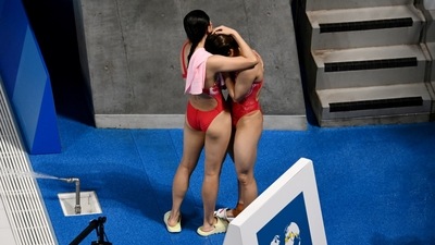 Tokyo 2020 Olympics - Diving - Women's 3m Springboard - Final - Tokyo Aquatics Centre, Tokyo, Japan - August 1, 2021. Han Wang of China celebrates with winner Tingmao Shi of China REUTERS/Annegret Hilse (REUTERS)