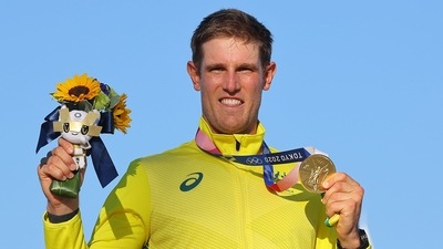 Tokyo 2020 Olympics - Sailing - Men's Laser - Medal Ceremony - Enoshima Yacht Harbour - Tokyo, Japan - August 1, 2021. Gold medallist Matthew Wearn of Australia celebrates on the podium. REUTERS/Carlos Barria (REUTERS)