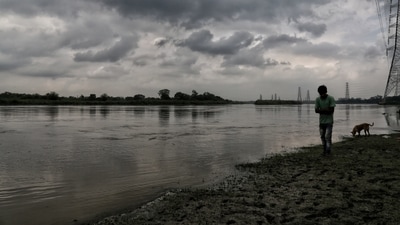 Yamuna river flows above the danger level at Geeta Colony in New Delhi, India, on Saturday, July 31, 2021. (Sanchit Khanna/ Hindustan Times) Yamuna river flows above the danger level at Geeta Colony in New Delhi, India, on Saturday, July 31, 2021. (Sanchit Khanna/ Hindustan Times)