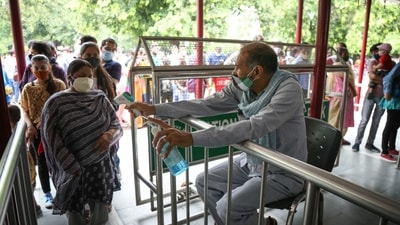 Positivity rate is a crucial metric as experts say it shows how widespread the virus is in the community. (Photo by Sanchit Khanna/ Hindustan Times) (Sanchit Khanna/HT PHOTO)