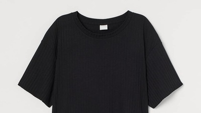 Anushka was wearing the ribbed crop top from H&M UK in black with its dropped shoulder, round neck and cropped hem. And while it was originally priced at £9.99 (around <span class='webrupee'>₹</span>1,000) however the discounted price currently is £3, which is approximately <span class='webrupee'>₹</span>300. (Instagram) Anushka was wearing the ribbed crop top from H&M UK in black with its dropped shoulder, round neck and cropped hem. And while it was originally priced at £9.99 (around <span class='webrupee'>₹</span>1,000) however the discounted price currently is £3, which is approximately <span class='webrupee'>₹</span>300. (Instagram)