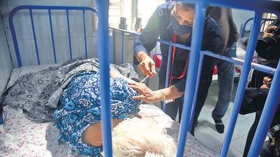 A senior citizen gets inoculated at Dr Niranjan Wagh Old Age Home, Jogeshwari, Mumbai, on Friday. (HT file PHOTO) A senior citizen gets inoculated at Dr Niranjan Wagh Old Age Home, Jogeshwari, Mumbai, on Friday. (HT file PHOTO)