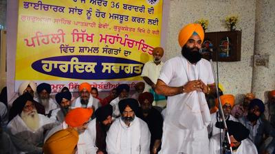 Hundreds of members of Sikh community from Haryana participated in the Sikh Mahapanchayat at gurdwara Patshahi Chhevin in Kurukshetra where several Sikh leaders, including Delhi Sikh Gurdwara Management Committee president and Shiromani Akali Dal (Badal) leader Manjinder Singh Sirsa, addressed the gathering. (HT PHOTO)