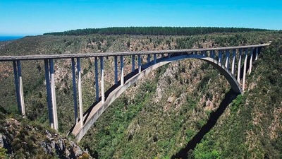 Bloukrans Bridge, South Africa (216 metres): This stunning piece of architecture stands at a height of 216 metres high, bridging the border between Eastern Cape and Western Cape.  (Instagram/@live_parahoy)
