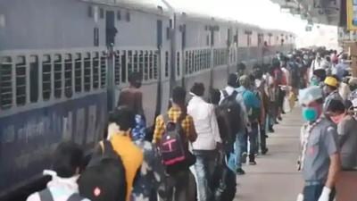In June, the government railway police (GRP) booked 330 passengers who were without masks on Mumbai’s CR trains and at stations and collected a total fine of ₹66,800 as compared to the 777 passengers booked in May for the same offence. (HT FILE) In June, the government railway police (GRP) booked 330 passengers who were without masks on Mumbai’s CR trains and at stations and collected a total fine of ₹66,800 as compared to the 777 passengers booked in May for the same offence. (HT FILE)