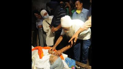Mann Kaur’s son Gurdev Singh performing her last rites at the cremation ground in Chandigarh on Sunday. (Keshav Singh/HT )