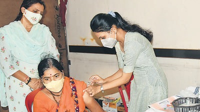 A health worker vaccinates a beneficiary at MIDC Bhosari, Pune, on Saturday. (HT PHOTO) A health worker vaccinates a beneficiary at MIDC Bhosari, Pune, on Saturday. (HT PHOTO)
