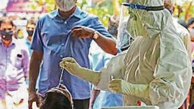 Health workers take swab samples for COVID-19 testing as coronavirus cases surge in Kozhikode. (PTI) (HT_PRINT) Health workers take swab samples for COVID-19 testing as coronavirus cases surge in Kozhikode. (PTI) (HT_PRINT)