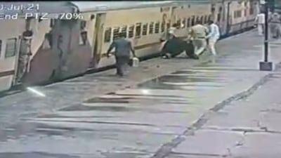 Last month, another RPF constable rescued a man at Lokmanya Tilak Terminus in Mumbai’s Kurla, who slipped while trying to board a moving train. (Ministry of Railways/Twitter)