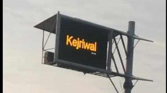 The board that falls in Libra village of Khanna also displayed intermittent messages favouring AAP national convener Arvind Kejriwal. (HT Photo) The board that falls in Libra village of Khanna also displayed intermittent messages favouring AAP national convener Arvind Kejriwal. (HT Photo)