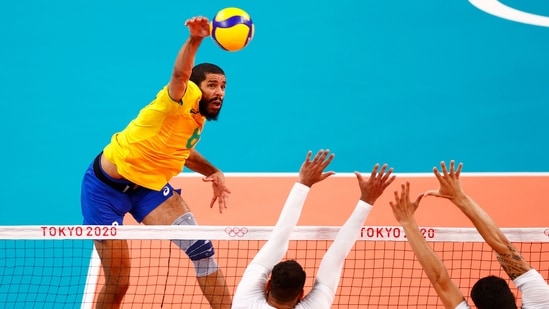 Tokyo 2020 Olympics - Volleyball - Men's Pool B - Brazil v France - Ariake Arena, Tokyo, Japan – August 1, 2021. Wallace of Brazil in action with Earvin Ngapeth of France and Nicolas Le Goff of France. REUTERS/Carlos Garcia Rawlins(REUTERS)