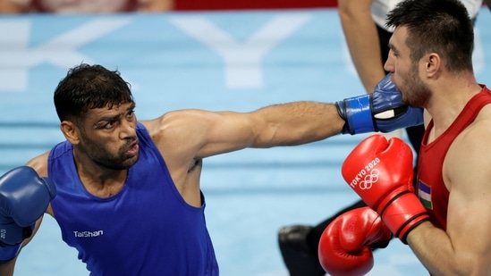 Tokyo 2020 Olympics - Boxing - Men's Super Heavyweight - Quarterfinal - KKG - Kokugikan Arena - Tokyo, Japan - August 1, 2021. Ashish Kumar of India in action against Bakhodir Jalolov of Uzbekistan REUTERS/Ueslei Marcelino(REUTERS)