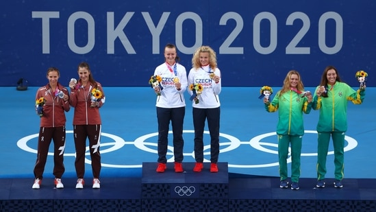 Tokyo 2020 Olympics - Tennis - Women's Doubles - Medal Ceremony - Ariake Tennis Park - Tokyo, Japan - August 1, 2021. Gold medallists Barbora Krejcikova of Czech Republic and Katerina Siniakova of Czech Republic celebrate on the podium with silver medallists, Belinda Bencic of Switzerland and Viktorija Golubic of Switzerland and bronze medallists, Laura Pigossi of Brazil and Luisa Stefani of Brazil REUTERS/Mike Segar(REUTERS)