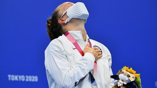 Tokyo 2020 Olympics - Diving - Women's 3m Springboard - Medal Ceremony - Tokyo Aquatics Centre, Tokyo, Japan - August 1, 2021. Krysta Palmer of the United States reacts with her bronze medal REUTERS/Clodagh Kilcoyne(REUTERS)