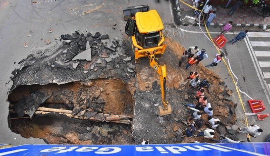 Section of a road caved in under IIT Delhi flyover in New Delhi. (Raj K Raj / Hindustan Times) Section of a road caved in under IIT Delhi flyover in New Delhi. (Raj K Raj / Hindustan Times)