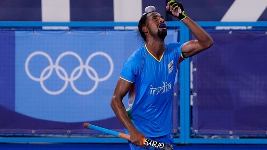 India's Hardik Singh celebrates after scoring on Britain goalkeeper Oliver Payne during a men's field hockey match at the 2020 Summer Olympics, Sunday, Aug. 1, 2021, in Tokyo, Japan. (AP Photo/John Locher)(AP)