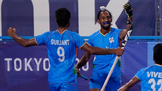 Tokyo: India's Hardik Singh (8) celebrates with his teammates after scoring on Britain goalkeeper Oliver Payne during a men's field hockey match at the 2020 Summer Olympics, Sunday, Aug. 1, 2021, in Tokyo, Japan. AP/PTI(AP08_01_2021_000223A)(AP)