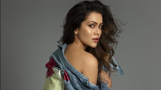 Recently, actor Waluscha De Sousa made her singing debut in the finale of a music reality show.