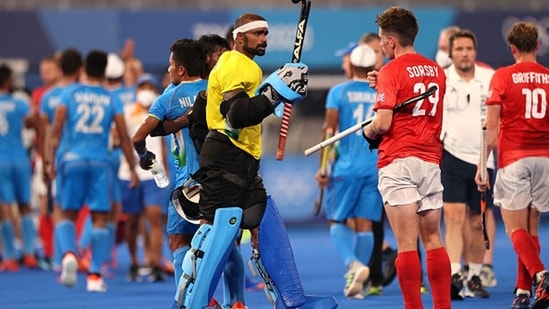 Sreejesh Parattu Raveendran of Team India and Thomas Sorsby of Team Great Britain fist bump. (Getty Images)