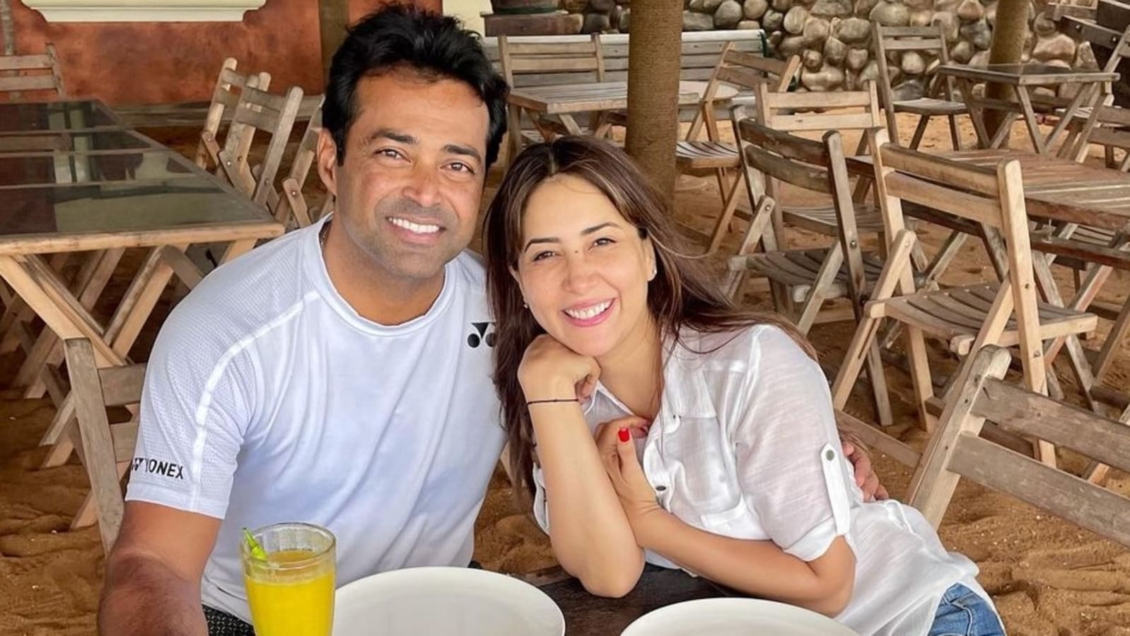 Kim Sharma and Leander Paes fuel relationship rumours as they hold hands  during walk, see photo - Hindustan Times