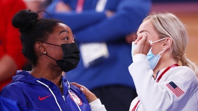 Tokyo 2020 Olympics - Gymnastics - Artistic - Women's Floor Exercise - Medal Ceremony - Ariake Gymnastics Centre, Tokyo, Japan - August 2, 2021. Simone Biles of the United States reacts with her teammate during the medal ceremony REUTERS/Mike Blake (REUTERS)