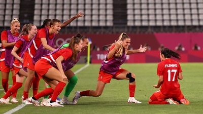 Tokyo 2020 Olympics - Soccer Football - Women - Semifinal - United States v Canada - Ibaraki Kashima Stadium, Ibaraki, Japan - August 2, 2021. Jessie Fleming of Canada celebrates scoring their first goal from the penalty spot with teammates REUTERS/Edgar Su REFILE - CORRECTING ID (REUTERS)