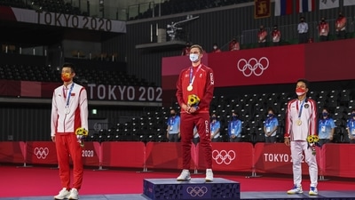 Tokyo 2020 Olympics - Badminton - Men's Singles - Medal Ceremony - MFS - Musashino Forest Sport Plaza, Tokyo, Japan – August 2, 2021. Gold medallist Viktor Axelsen of Denmark, silver medallist Chen Long of China, and bronze medallist Anthony Ginting of Indonesia stand on the podium. REUTERS/Leonhard Foeger (REUTERS)