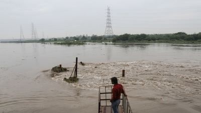 A view of Yamuna river flowing over the danger mark at Iron Bridge in New Delhi, India, on Sunday, August 1, 2021. (Photo by Sanchit Khanna/ Hindustan Times)