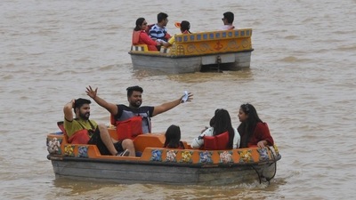 Visitors ride paddle boats at Sukhna Lake in Chandigarh on August 1 without wearing face masks. (Keshav Singh/Hindustan Times) Visitors ride paddle boats at Sukhna Lake in Chandigarh on August 1 without wearing face masks. (Keshav Singh/Hindustan Times)