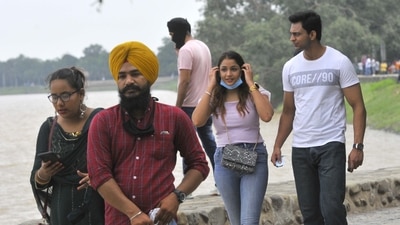 Official are now planning to regulate visiting hours and the number of visitors at the lake to avoid crowding. (Keshav Singh/Hindustan Times) Official are now planning to regulate visiting hours and the number of visitors at the lake to avoid crowding. (Keshav Singh/Hindustan Times)