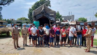 Kanwariyas from Punjab who tried to enter at Mandawar check post in Haridwar. (HT photo) Kanwariyas from Punjab who tried to enter at Mandawar check post in Haridwar. (HT photo)