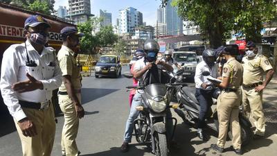 These cops have sent 3,149 driving licences for suspension from Mumbai, where 265,000 traffic offences have been registered. (HT File) These cops have sent 3,149 driving licences for suspension from Mumbai, where 265,000 traffic offences have been registered. (HT File)