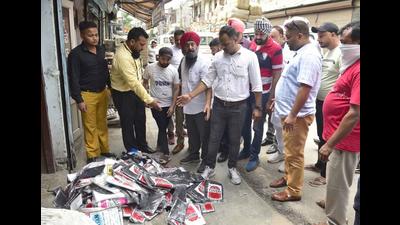 A municipal corporation team raiding shops during a drive against polythene bags in Ludhiana on Monday. (Gurpreet Singh/HT) A municipal corporation team raiding shops during a drive against polythene bags in Ludhiana on Monday. (Gurpreet Singh/HT)