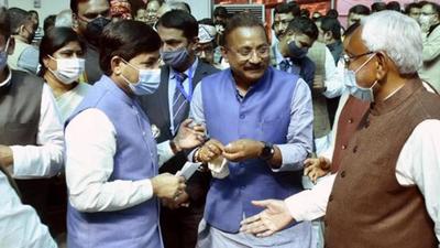 Bihar chief minister Nitish Kumar with minister Syed Shahnawaz Hussain after oath ceremony for Cabinet expansion of NDA government at Raj Bhavan in Patna in February this year. (HT archive)