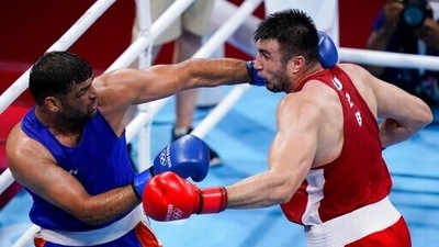 Satish Kumar during his fight with Uzbekistan's Bakhodir Jalolov during the men's super heavyweight over 91-kg boxing match at the 2020 Summer Olympics on Sunday, Aug 1, 2021 in Tokyo. (AP) Satish Kumar during his fight with Uzbekistan's Bakhodir Jalolov during the men's super heavyweight over 91-kg boxing match at the 2020 Summer Olympics on Sunday, Aug 1, 2021 in Tokyo. (AP)